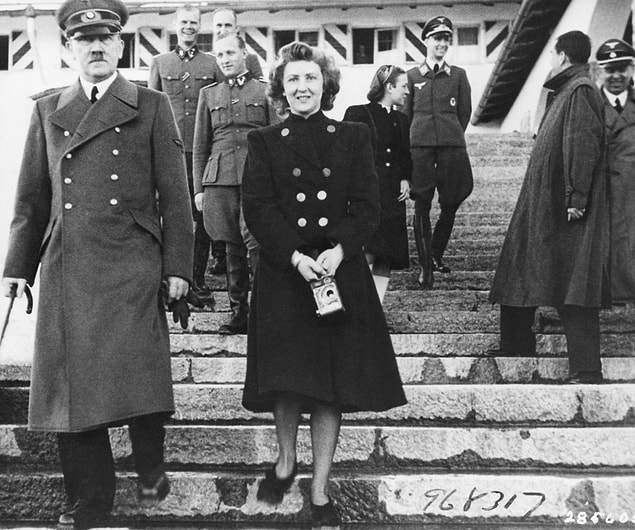 Hitler aslında Eva'nın sığınağa gelmesini istememişti ama Eva onu ölümde dahi yalnız bırakmayacağını belirtmiş, sığınağa gidip onunla birlikte intihar etmeyi seçmişti.