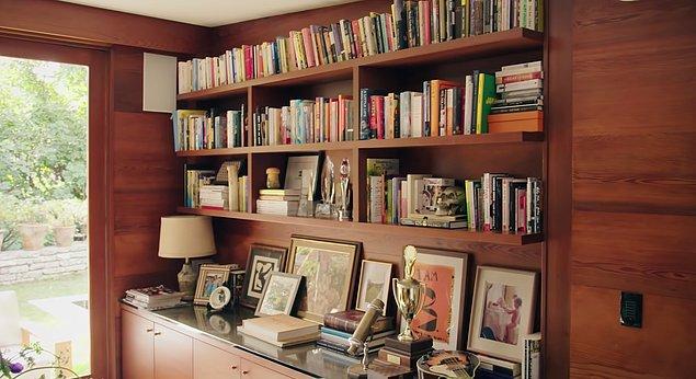 Kendisinin ofisindeki dağınık kitap raflarından sevgiyle restore edilmiş eski mobilyalara kadar her şey size gerçekten bir evde olduğunuzu hissettiriyor.