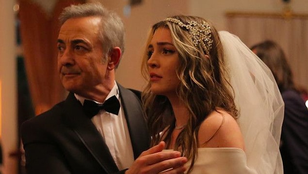 Sadakatsiz, kötü adam İlker Ilgaz'ın nişanlısı İrem Orhun rolünde ise karşımıza güzeller güzeli Deniz Işın çıkıyor.