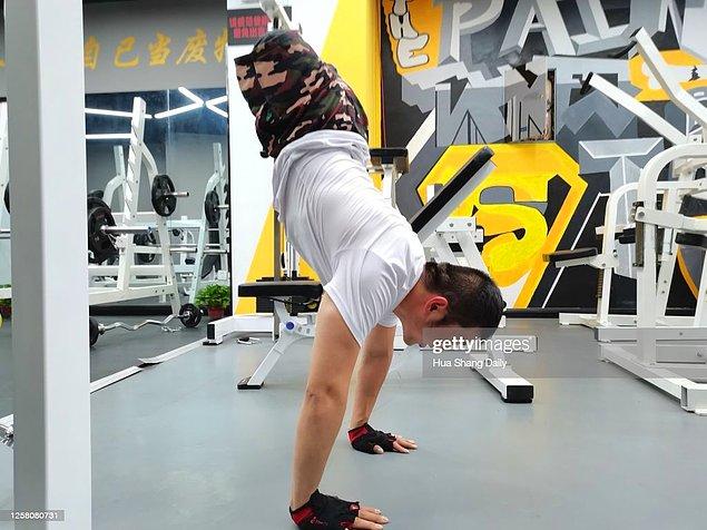 Beş yaşındayken geçirdiği bir kaza sonucu bacaklarını kaybeden Du Hai, benimsediği aktif yaşam tarzından ve başkalarını egzersiz yapmaya motive etmekten vazgeçmiyor.