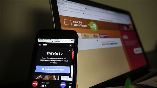 Evden Canlı Ders Veren Öğretmene 'Çok Ses Çıkarıyorsun' Diyerek Saldırdılar