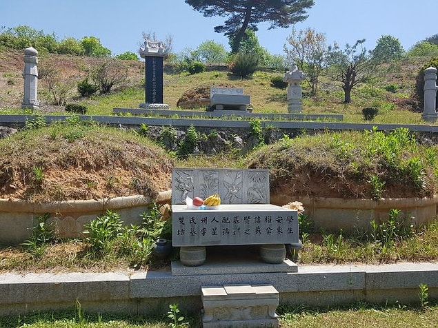 9. Kore'de, yeni aile üyelerini sadece yaşayan akrabalarla değil, aynı zamanda vefat etmiş olanlarla da tanıştırmak gelenekseldir.