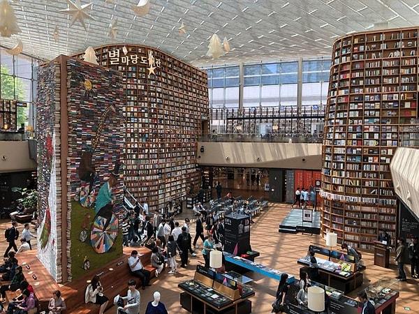 22. "Güney Kore'nin Seul şehrinde 50.000'den fazla kitabın bulunduğu bir kütüphaneye gittim."