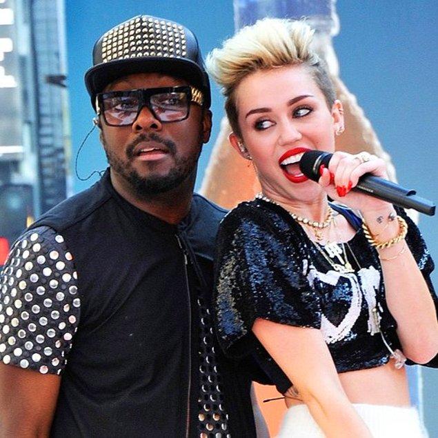 Sosyal medya kullanıcılarına göre ünlü şarkıcı will.i.am'in Miley Cyrus, Wiz Khalifa, French Montana ile piyasaya çıkardığı "Feelin Myself"in beatleri, "Peşimde" ile birebir aynı.