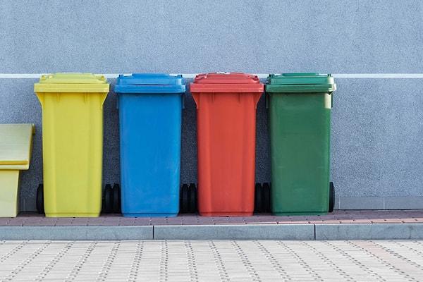 5. Almanya'da çöp kutularının rengi çöplerin içeriğini de belirler. Camlar mavi kutulara atılırken, yeşil kutulara kağıtlar atılır.