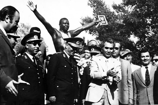 1972'de şans yüzüne gülüyor ve cezası kaldırılıyor.
