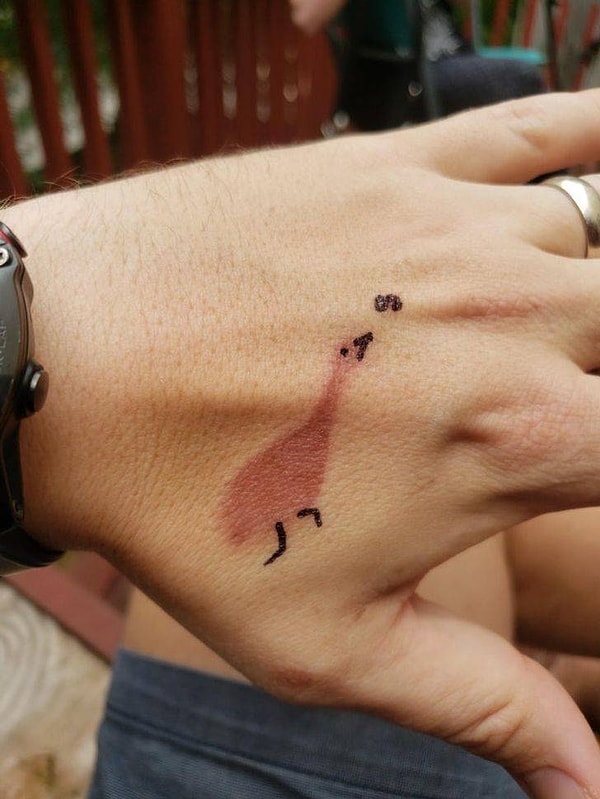 5. "Я обожгла руку, когда готовила, но не растерялась и добавила к ожогу несколько штрихов. Теперь я зову этого красавчика Райаном Гуслингом".