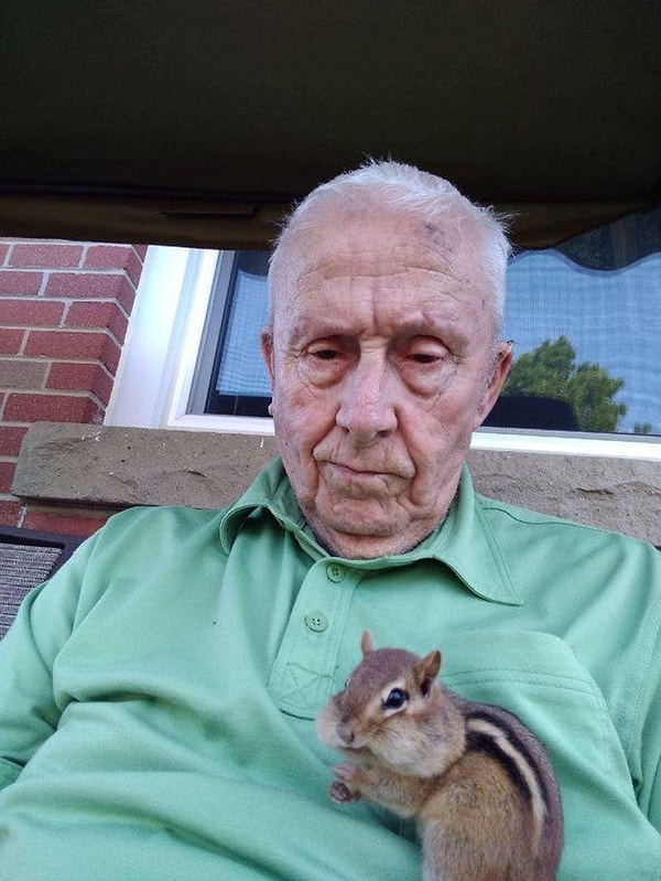 9. "Первое селфи, которое мне отправил мой дед со своего нового смартфона".