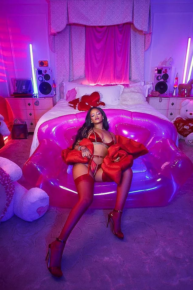 2019 yılından bu yana, kurduğu iddialı iç çamaşırı markası Savage X Fenty ile birçok ırk ve farklı beden ölçüsüne markasında yer vermiş ve bu yüzden de büyük takdir kazanmıştı hatırlarsanız.😍