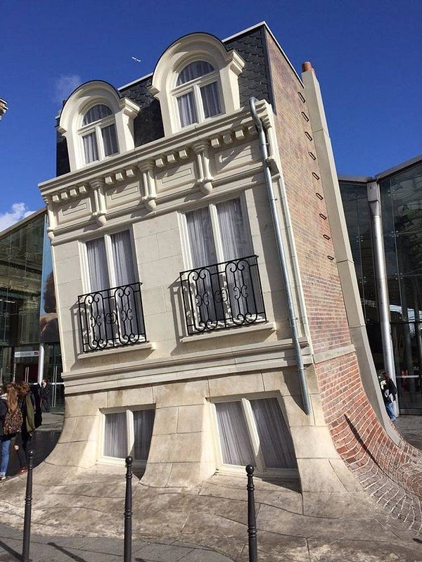 1. Этот дом-монумент в Париже выглядит так, словно он вот-вот растает.