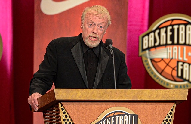 Dünyanın en zengin insanlarından biri olan Phil Knight, Nike'ın kurucu ortağı ve başkanıdır.