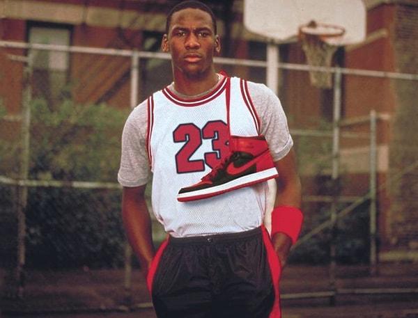 12. Nike, Michael Jordan'la 1984'te Chicago Bulls için daha sahaya çıkmadan önce markayı temsil etmesi için anlaşma imzalamıştır.