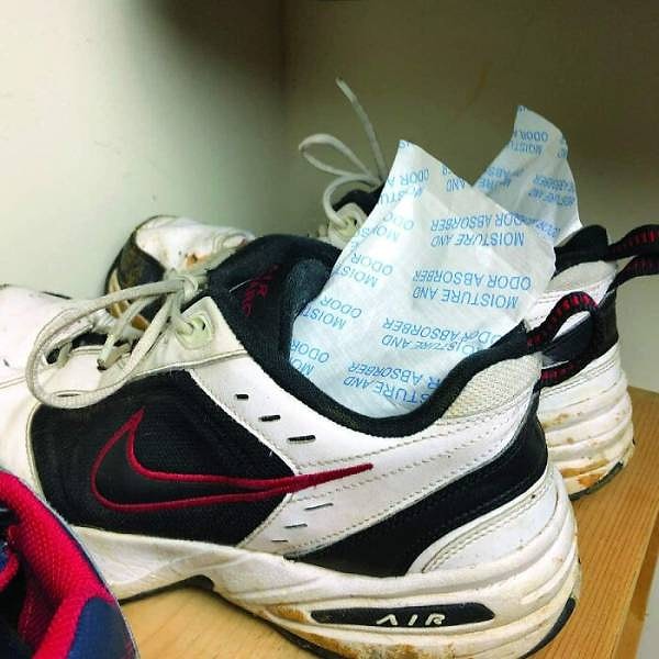 3. "Бросьте их в свою спортивную сумку, и вы сможете предотвратить рост бактерий или плесени. Они также избавят ваши кроссовки от неприятных запахов".