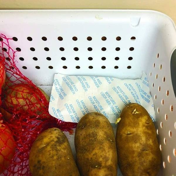 6. "Силикагель позволяет крупам, крекерам, открытым чипсам и специям оставаться сухими. Для этого положите несколько пакетиков силикагеля в свой кухонный шкафчик".