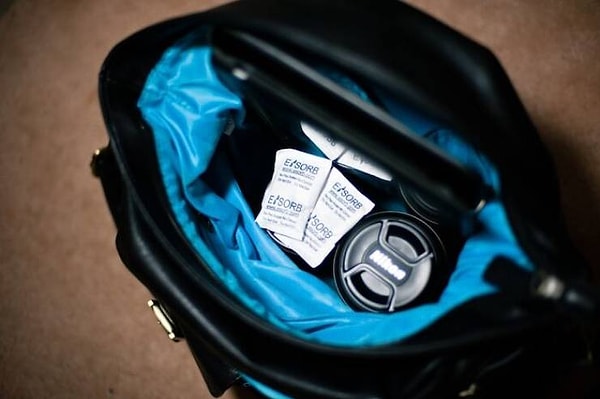 8. "Для фотографов: Положите несколько пакетиков силакагеля в сумку для фотоаппарата".