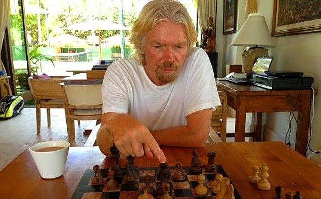 1. Richard Branson satranç oynuyor.