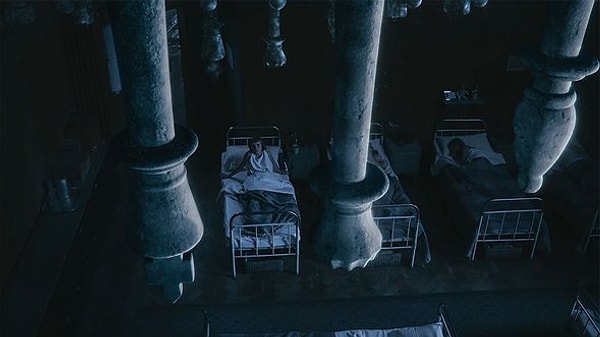 2. Что помогало Бет визуализировать шахматные партии на потолке спальни в приюте?