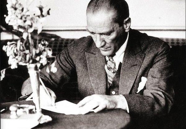Bugün bütün kitaplarını Anıtkabir'de görebileceğimiz Atatürk'ümüzün kolayca kopamadığı şiir sevdasının bir göstergesi olarak Fransızcadan çevirdiği La Vie Est Breve şiiri ile bitirelim dostlar, kitapla ve Atatürk'le kalın!