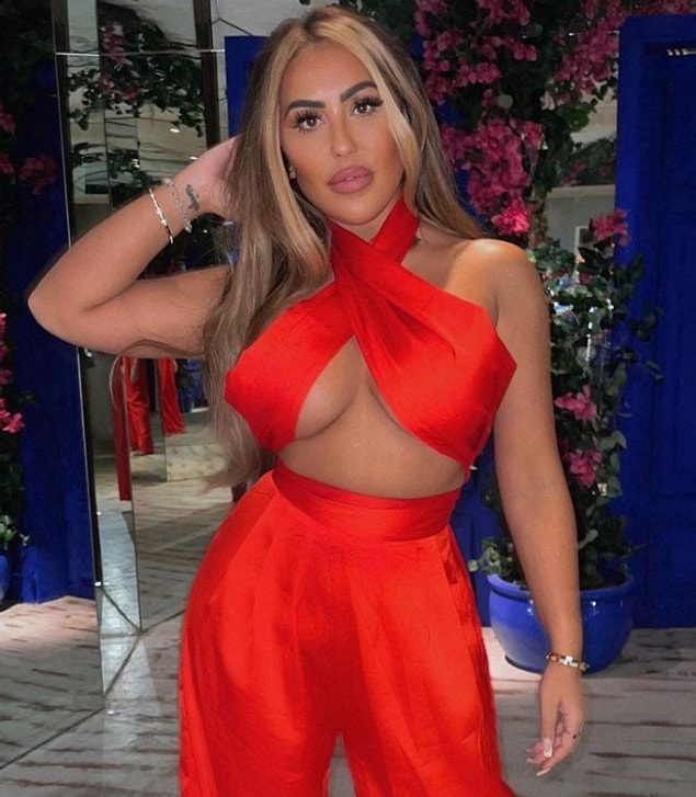 Bir kumaş parçası veya şal gibi görünse de, markalara bu modelde kıyafetler de üretiyor.