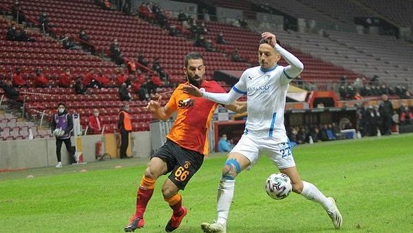 Olayların adamı Arda Turan yetiştiği Galatasaray'a döndüğünden beri durulmuş görünüyor. Öyle ki dün takımının kazandığı Erzurumspor maçının ardından bir de sürpriz yaptı.