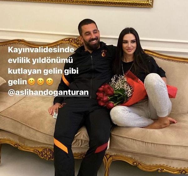 Ünlü futbolcu galibiyetin ardından annesinin evine gitti ve eşi Aslıhan Doğan'la evlilik yıl dönümlerini kutladı.