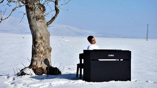 'Kusursuz Kulak' Bager, Karla Kaplı Ovada Piyano Çalma Hayalini Gerçekleştirdi