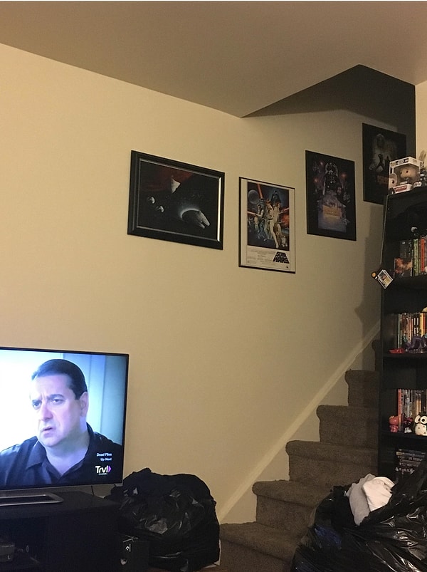 6. "Мой муж "помог" мне повесить эту последнюю картину".