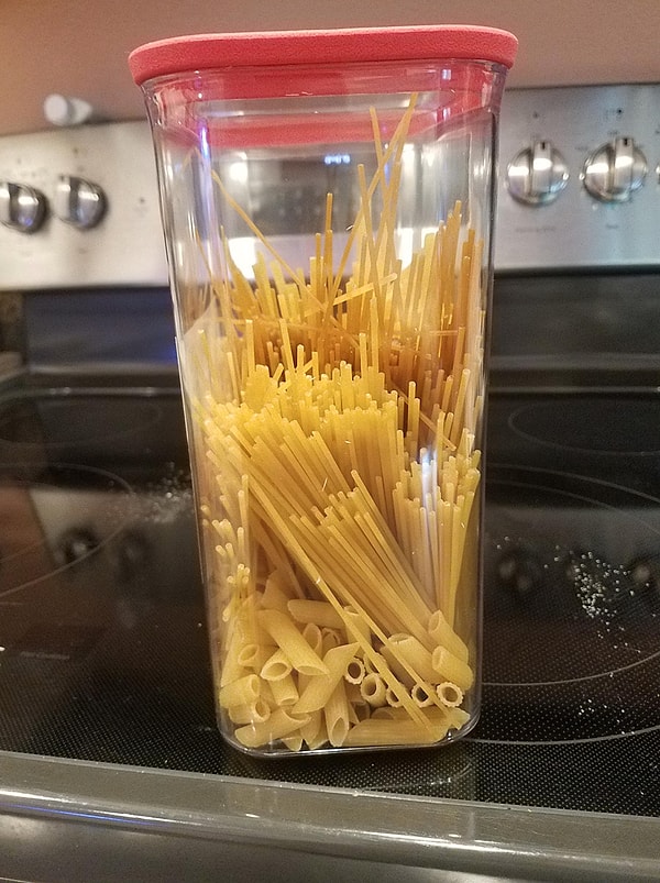 10. "Мой муж - мой главный помощник на кухне - компактно разместил разные виды пасты в одном контейнере. Спасибо, дорогой!"