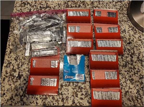 3. "Мой муж никогда не заканчивает упаковку жевачки перед тем, как открыть новую".