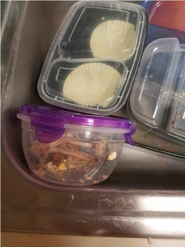 5. "Мой муж никогда не выбрасывает остатки еды из контейнеров перед тем, как положить их в раковину".