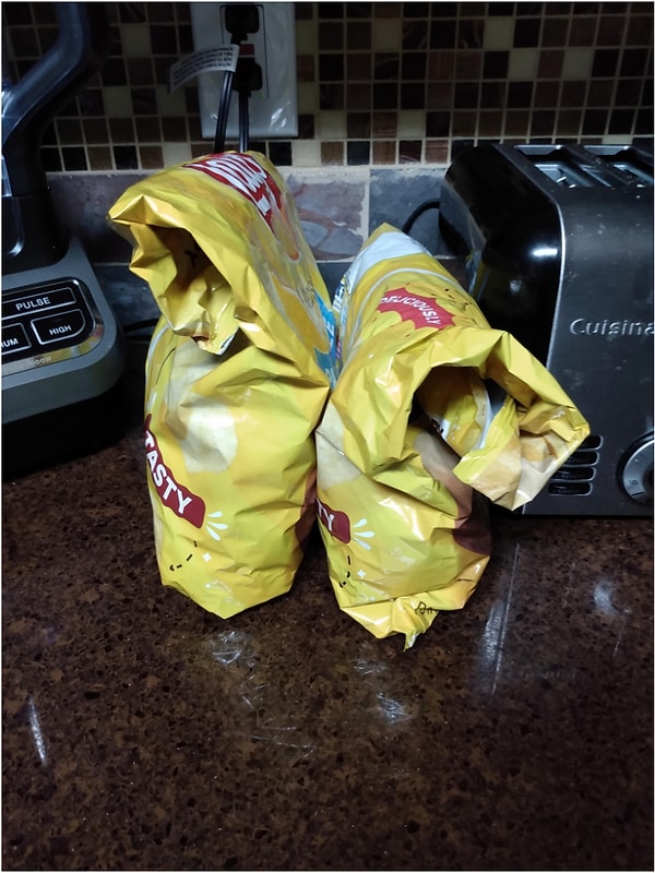 6. "Моя жена, видимо, не хотела, чтобы пачке чипсов было одиноко в шкафу".