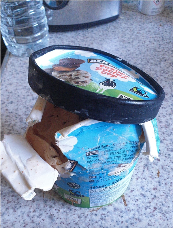 7. "Я очень люблю свою жену, но позвольте: кто так открывает банку с мороженым?"