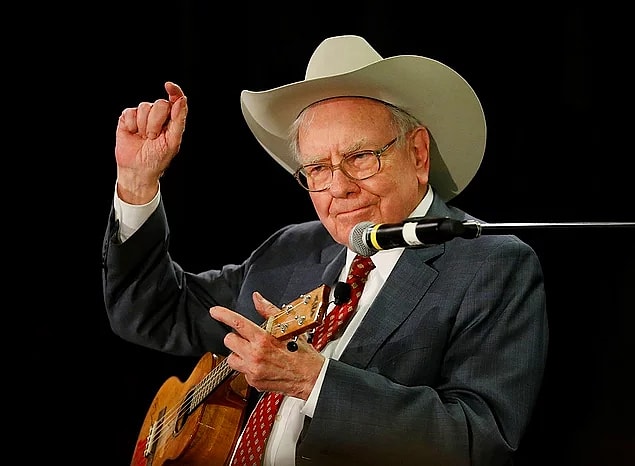 14. Warren Buffet ukulele çalıyor.