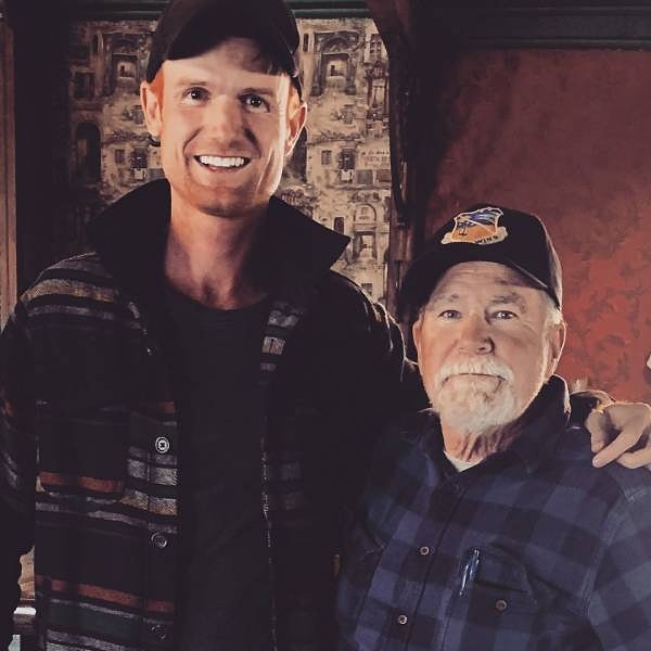 1. Улыбчивый мужчина слева - это Брент Андервуд, 32-летний предприниматель из США.