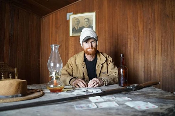 6. Андервуд планирует восстановить городок и построить там гостиницу, чтобы привлечь туристов.