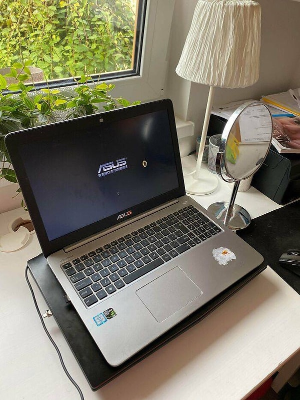 8. “Моя сестра делала макияж перед окном и зеркалом, которое прожгло дыру на экране компьютера”.