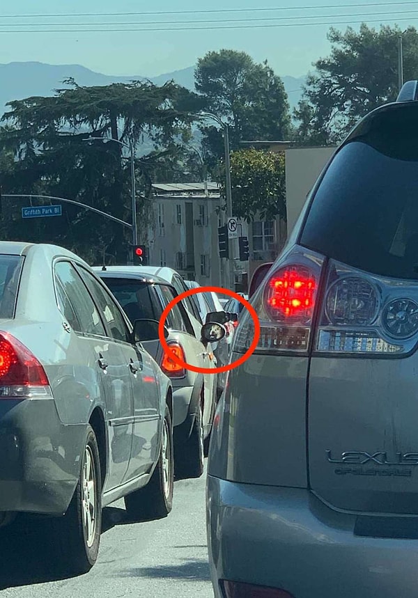 Приглядитесь к зеркалу заднего вида впереди стоящей машины: