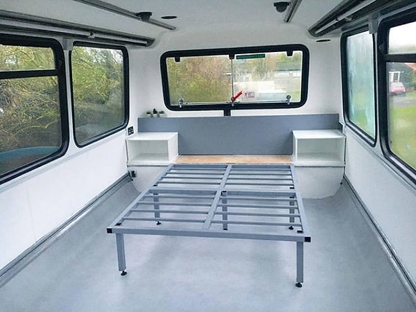 3. Разумеется, ремонт автобуса и его кардинальная трансформация - задача не из простых, особенно для того, кто никогда не занимался строительством. А Чарли вообще пришлось взять в руки отвертку в первый раз! К счастью, у пары нашлось много неравнодушных друзей, которые согласились им помочь.