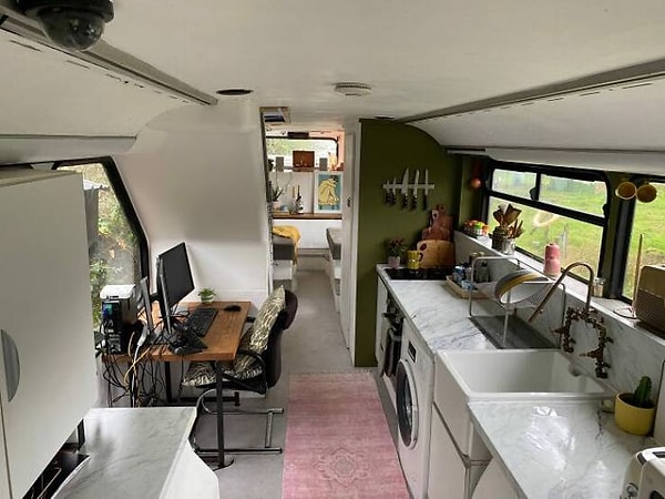 4. После ремонта на первом этаже автобуса расположились просторная кухня, туалет, рабочее место и гостиная с дровяной печью.