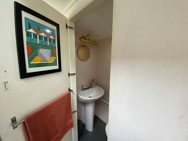 9. В туалете, конечно, особо не развернешься, но зато он внутри, а не на улице.