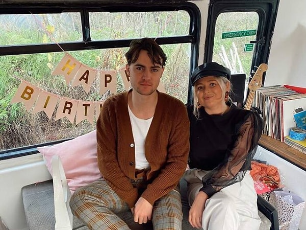 13. Чарли отмечает, что они с Люком - не сказать, что очень творческие личности. Большую часть времени они проработали в офисе и с дизайном интерьеров и ремонтом как таковым столкнулись впервые.