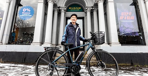 3. Дедушка-почтальон хорошо известен в своей деревне и даже попал в газеты в январе 2021 года как один из самых старейших почтальонов туманного Альбиона.