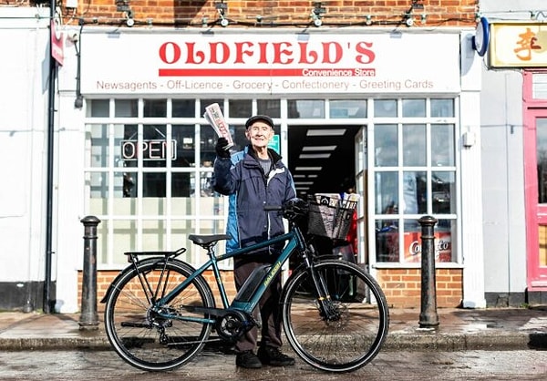 5. Джордж невероятно обрадовался подарку и сообщил, что на таком чудесном транспорте он сможет заниматься любимым делом, разнося газеты по утрам, даже тогда, когда ему стукнет 90! :)