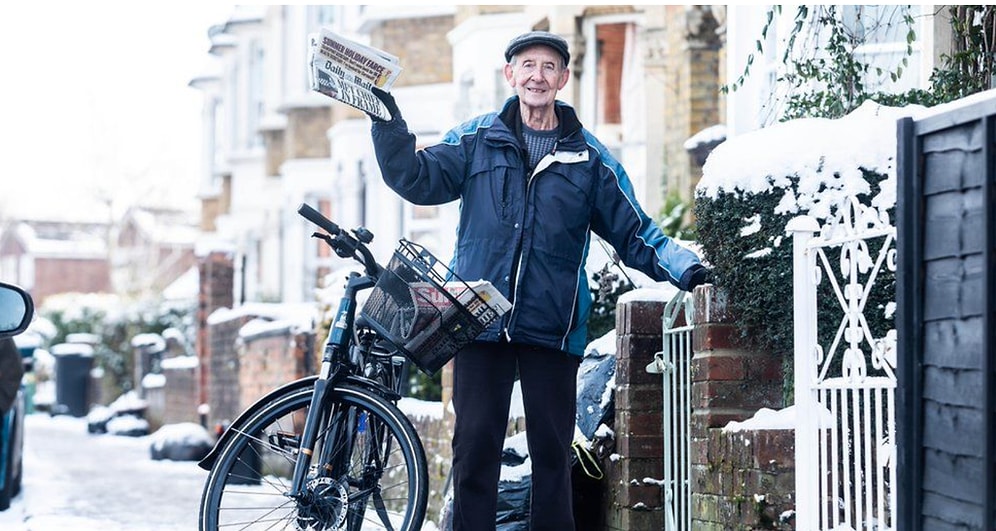 Британский дедушка возвращается к своей любимой работе почтальоном в 80 лет, но теперь - на электровелосипеде!
