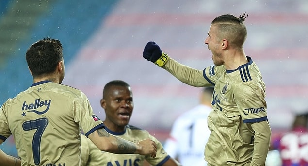 Bu sonucun ardından 7 maçlık galibiyet serisi sona eren Trabzonspor 48 puanda kalırken geçtiğimiz hafta Göztepe'ye sahasında kaybeden 3. sıradaki Fenerbahçe bu galibiyetle puanını 54'e yükseltti.