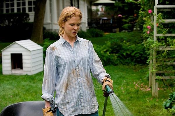 20. Nicole Kidman bahçe işleri ile uğraşıyor.