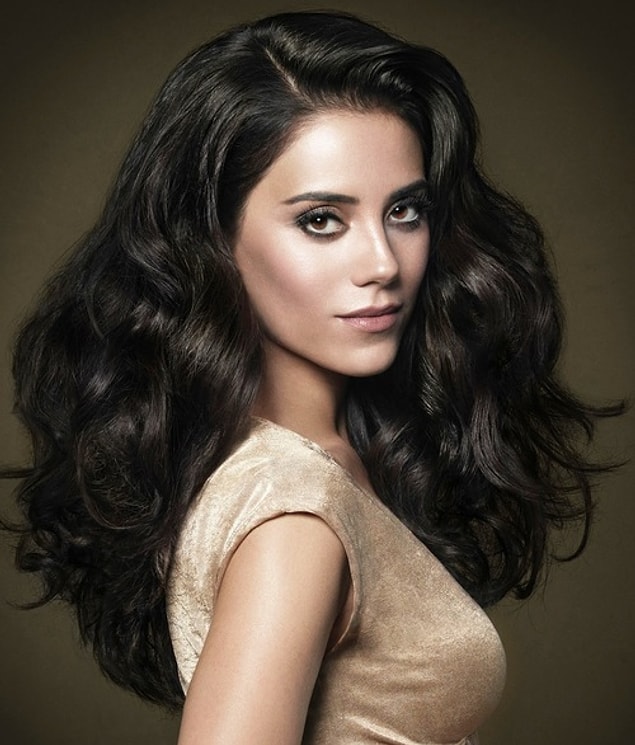 2. Cansu Dere