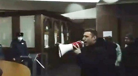 Ermenistan'da Sular Durulmuyor: Göstericiler Hükümet Binasını Bastı!