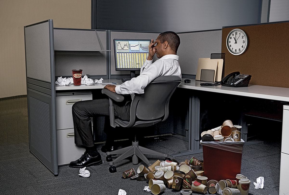 Light inside me is broken but i still work wending. Свет внутри сломан но я работаю. Тизеры фнаф 4. Геронтоконсультант. Мужчина с ноутбуком.