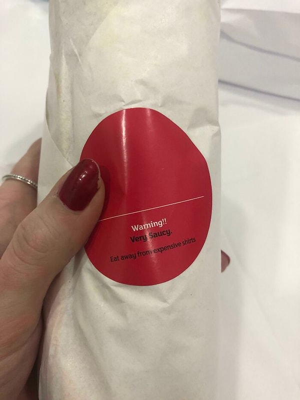 9. Важное предупреждение на сэндвиче: "Осторожно! Очень много соуса. Ешьте это подальше от дорогих футболок".